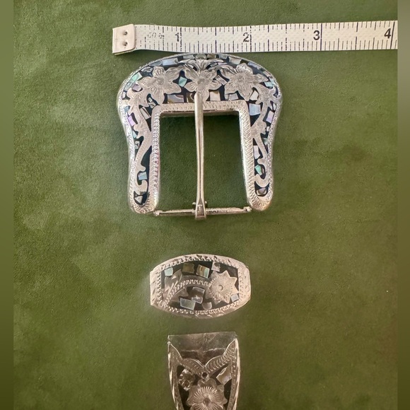 VINTAGE- ALPACA MEXICO SILVER ABALONE / MOTHER
OF PEARL INLAY BELT
BUCKLE 1-1/4” - Picture 3 of 11